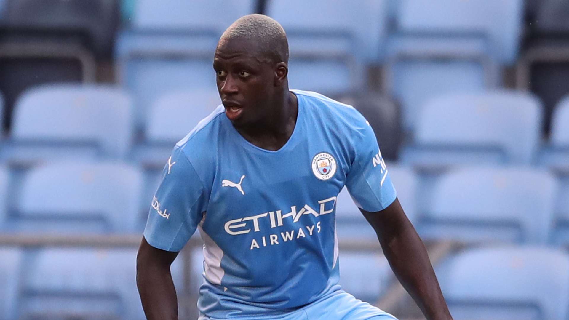 他看起来举 他看起来举